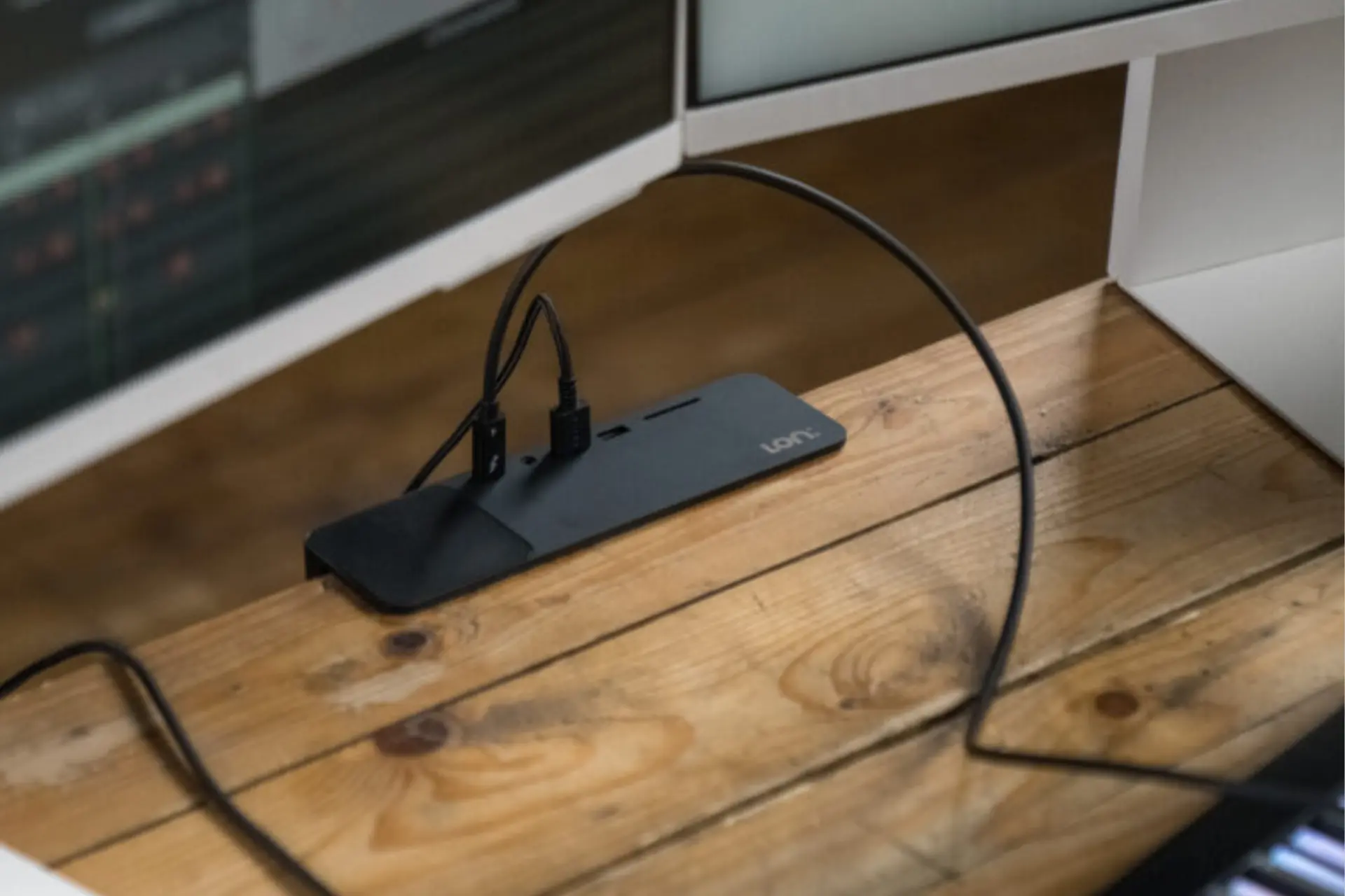 Lon:HUB Pro modular desk hub for Studio Display